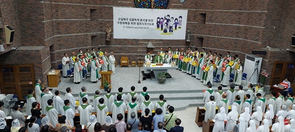 천주교정의구현전국사제단이 지난 19일 충북 청주시 흥덕성당에서 10번째 전국순회 월요시국기도회를 열었다. 