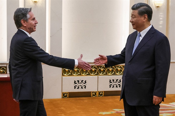 이틀간의 일정으로 중국을 방문한 토니 블링컨 미국 국무장관(왼쪽)이 시진핑 중국 국가주석과 19일 베이징 인민대회당에서 악수하고 있다. 