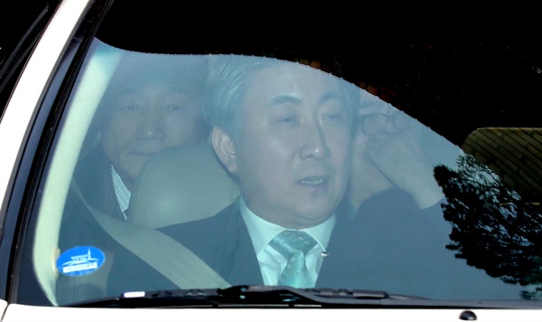 2018년 3월 20일 서울 강남구 논현동 이명박 전 대통령의 자택에서 이동관 전 청와대 홍보수석(가운데 앞) 등이 차에 탄 채 나오고 있다.