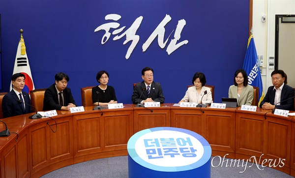 이재명 더불어민주당 대표가 20일 오전 서울 여의도 국회에서 열린 혁신 기구 1차 회의에 참석해 축사를 하고 있다.