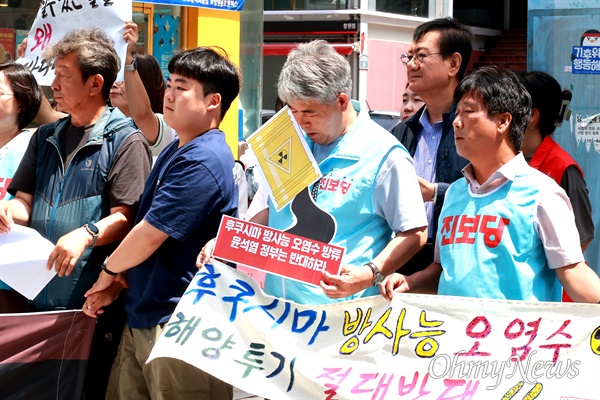  경남환경운동연합, 일본방사능오염수해양투기저지 경남행동은 20일 창원 용호문화거리 앞에서 기자회견을 열어 “5개 연안도시 부산·울산·경남·전남·제주의 일본 국제 해양법 제소 촉구”를 했다.