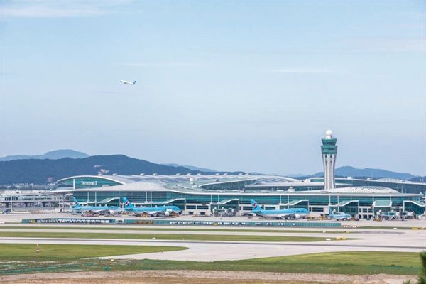 2001년 3월, 인천국제공항이 개항하며 인천에 대한민국의 새 하늘길이 열렸다. 취항 항공사 88개, 취항 도시 189곳, 취항 국가 58개국, 2019년 기준 연간 이용객 7,100만 명. 오늘날 국제공항은 국제 여객 기준 세계 5위로 성장했다. 인천은 전 세계의 발길이 들고나는 국제도시로 발돋움했다.