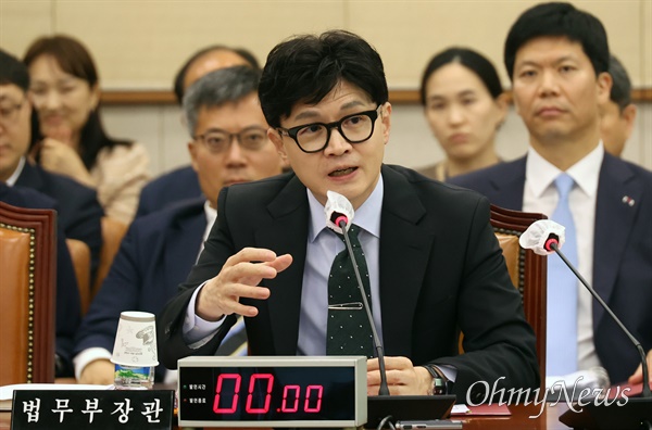 한동훈 법무부 장관이 지난 6월 20일 오후 서울 여의도 국회에서 열린 법제사법위원회 전체회의에 참석해 의원들의 질문에 답변하고 있다.