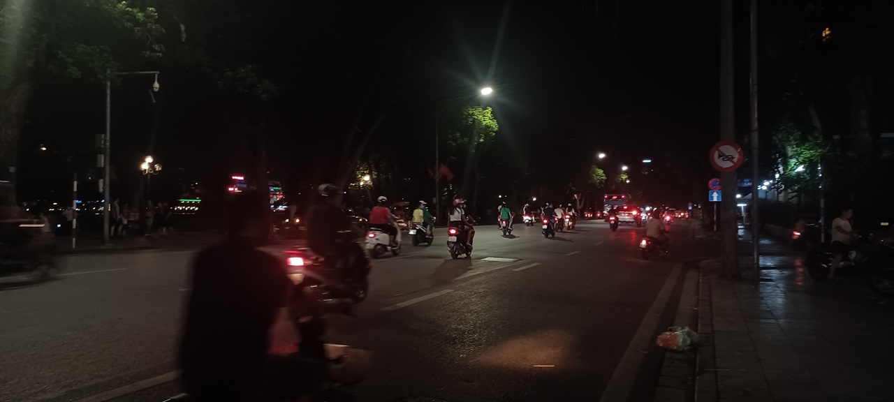 하노이 시가지 야간 운행 중인 오토바이 행렬