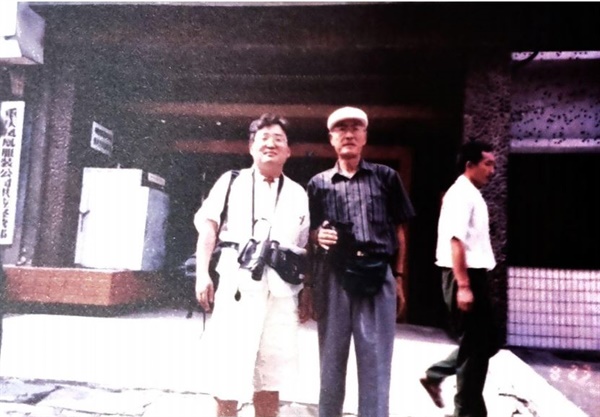 1992년 중국 답사 당시 광복군 윤경빈 지사와 함께 한 저자(왼쪽)