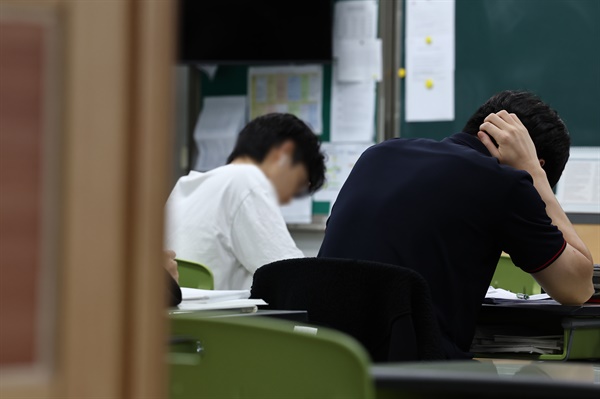 20일 서울의 한 고등학교 3학년 교실에서 학생들이 공부를 하고 있다. 당정은 지난 19일 대학수학능력시험(수능)에 이른바 '킬러문항'(초고난도 문항)을 배제하겠다고 발표했다. 2023.6.20