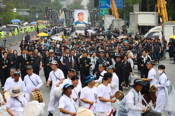 ‘영원한 건설노동자 양회동 노동시민사회장’이 21일 엄수된 가운데 영결식이 열리는 서울 광화문네거리로 운구행렬이 도착하고 있다.