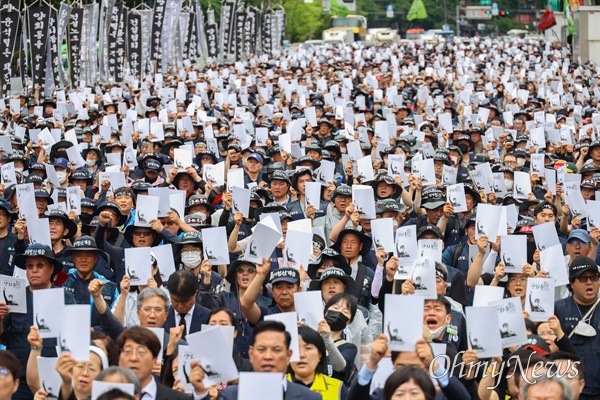 ‘영원한 건설노동자 양회동 노동시민사회장’이 21일 엄수된 가운데 서울 광화문네거리에서 영결식이 열리고 있다.