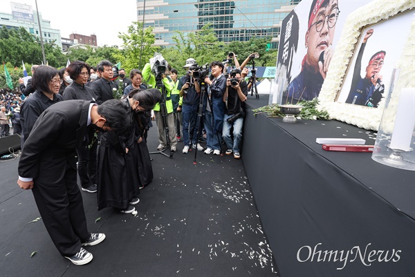  ‘영원한 건설노동자 양회동 노동시민사회장’이 21일 엄수된 가운데 서울 광화문네거리에서 열린 영결식에서 유족들이 헌화하고 있다.