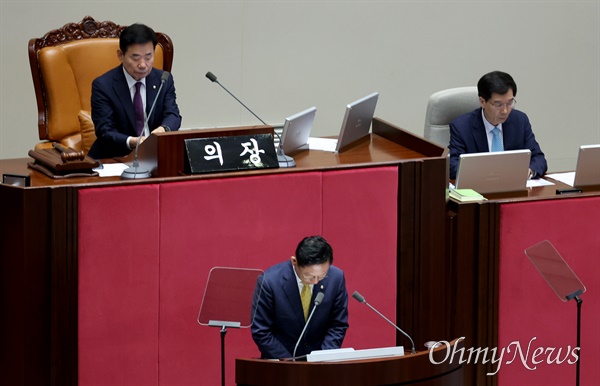  배진교 정의당 원내대표가 21일 오후 서울 여의도 국회에서 비교섭단체 대표？발언에 앞서 정부의 부당한 노동탄압에 항거하며 분신한 건설노조 고 양회동 지대장을 추모하며 묵념하고 있다.