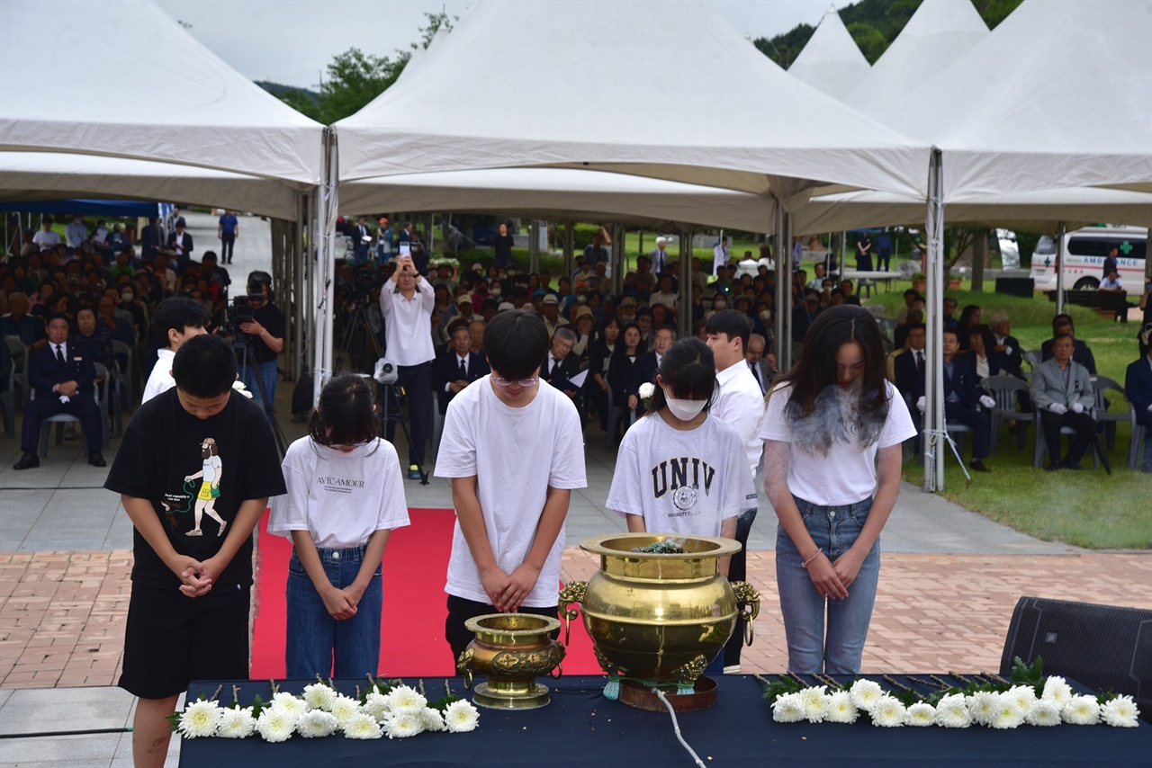 충북 청주 서촌초등학교 학생들이 헌화와 분향을 한 후 묵념을 하고 있다.