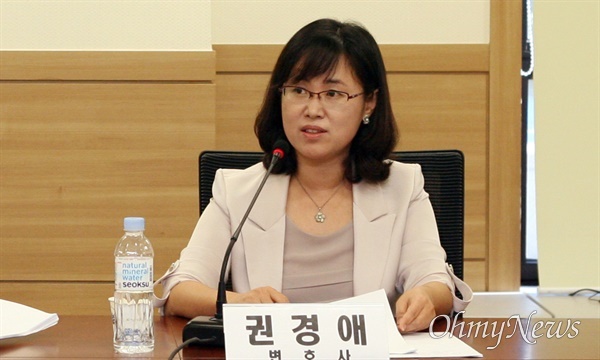 2010년 9월 15일 국회 의원회관에서 열린 천안함 최종 보고서 관련 긴급토론회에서 권경애 변호사가 발언하고 있는 모습.