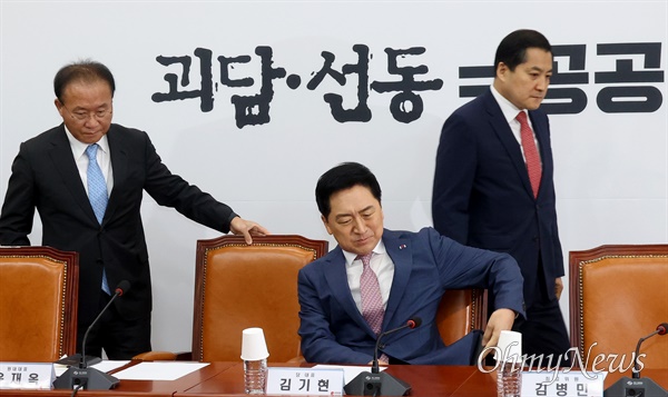 국민의힘 김기현  대표와 윤재옥, 	박대출 정책위의장이 22일 오전 서울 여의도 국회에서 열린 최고위원회에 참석하고 있다.