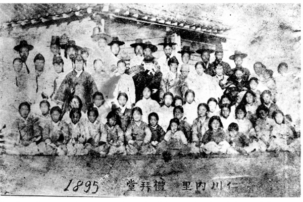 내리교회 교민들(1895년). 인천 제물포에서 출발한 이민단 중 다수가 인천내리교회 소속의 교인들이었다. 이들이 주축이 되어 하와이 한인교회가 설립됐다.
