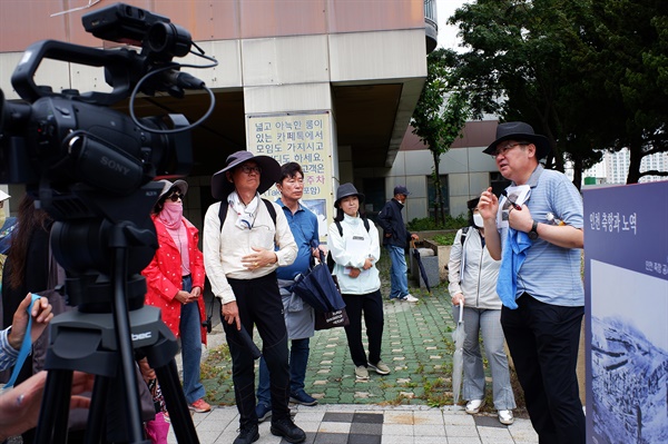  답사팀이 감리사 터에 모여 김상열 이민사박물관장의 설명을 듣고 있다.