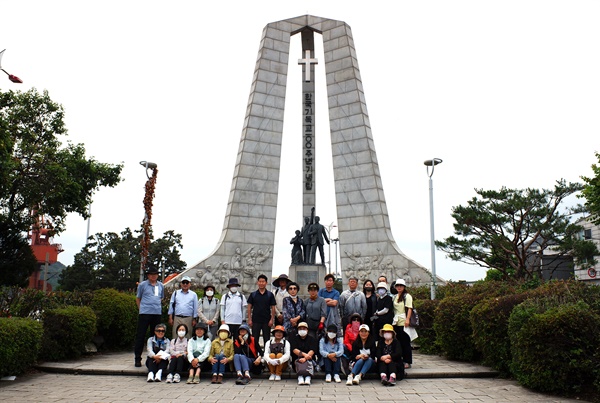 1902년 한국 기독교 100주년 기념탑 부근은 인천해관과 나룻터의 잔교가 있었던 자리다. 이곳에서 답사단이 단체 사진을 찍었다.

