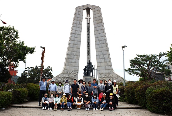  1902년 한국 기독교 100주년 기념탑 부근은 인천해관과 나룻터의 잔교가 있었던 자리다. 이곳에서 답사단이 단체 사진을 찍었다.

