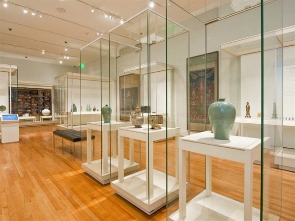 미국 보스턴 미술관에 있는 ‘한국실(Arts of Korea Gallery)’ 한가운데에 고려 은제 금도금 주전자가 놓여 있는 모습. 홈페이지(https://www.mfa.org)에는 '2012년 11월 16일 개관한 한국 미술 갤러리'라는 소개가 붙어있었다. 홈페이지 화면 갈무리. 
