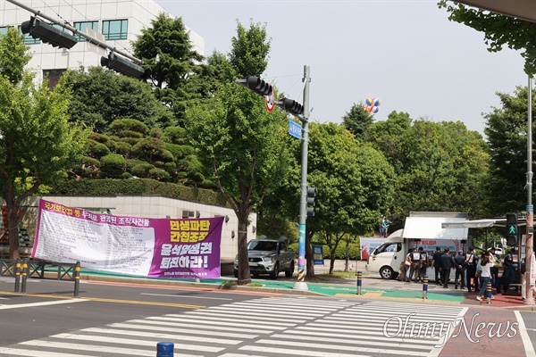  23일 우후 창원시청 사거리 쪽에 "국가보안법 등 무죄로 판명된 조작사건들"이라는 제목의 대형 펼침막이 걸려 있다.