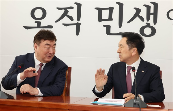 국민의힘 김기현 대표가 지난 3월 28일 국회 대표실을 방문한 싱하이밍 주한중국대사와 인사하고 있다. 
