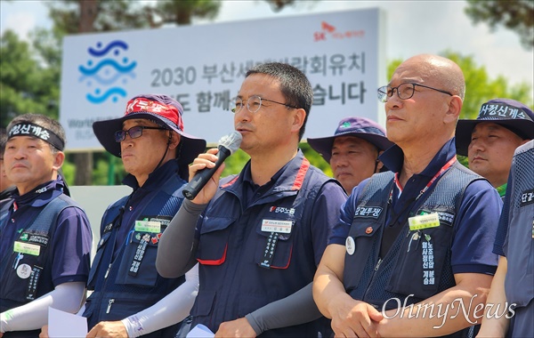  지난 22일 대전 유성구 원촌동 SK대덕연구단지 건설 현장에서 노동자가 추락해 사망한 것과 관련, 민주노총대전지역본부와 건설노조대전세종건설지부는 23일 기자회견을 열고 건설노조탄압 중단과 건설현장 안전대책 마련을 촉구했다. 사진은 발언을 하고 있는 김율현 민주노총대전지역본부장.