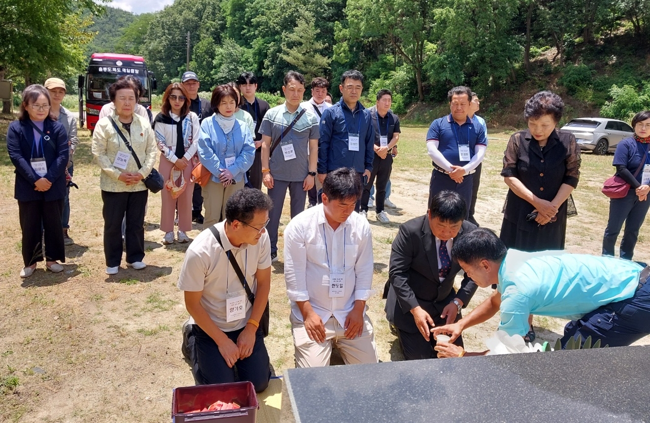 23일 제주 4.3희생자유족청년회 회원 30여 명이 대전 골령골 현장을 방문해 제를 올리고 있다.