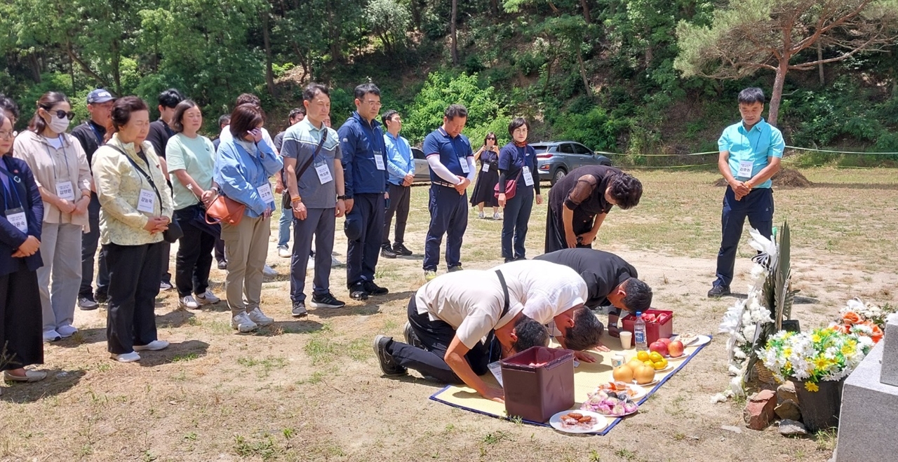 23일 제주 4.3희생자유족청년회 회원 30여 명이 대전 골령골 현장을 방문해 제를 올리고 있다.