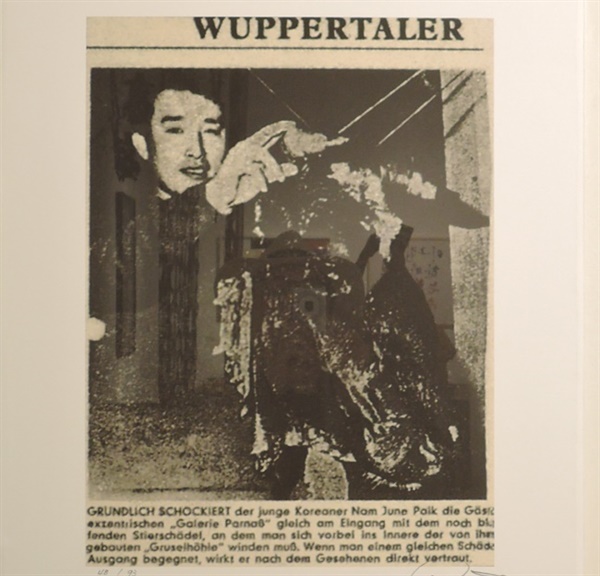 백남준 1963년 독일 '부퍼탈' 첫 전시 때 전시장 입구에 걸어 놓은 도살된 소머리, 화제가 되자 지역 신문도 '공포의 동굴'이라는 제목으로 보도하다. 서양 미술의 목을 보라는 듯이 쳤다는 인상을 준다. 백남준아트센터 아카이브