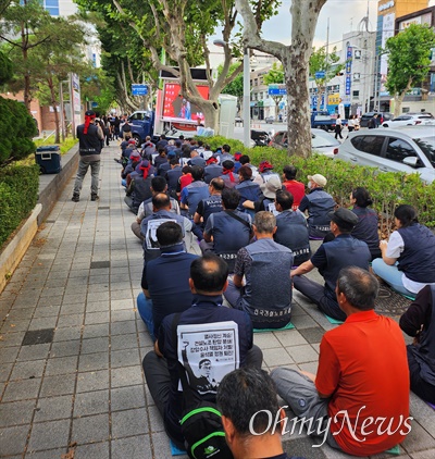 민주노총 건설노조 대구경북본부장 등 간부 2명이 23일 구속되자 민주노총 소속 노동자들이 이날 오후 대구 북부경찰서 앞에서 집회를 열고 구속노동자 석방을 요구했다.