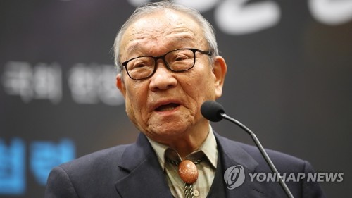 평생을 한국사회의 민주화와 평화통일운동에 앞장섰던 강만길 고려대 명예교수가 23일 별세했다. 향년 91세.
