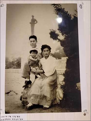 인천 자유공원의 맥아더 동상 앞에서 찍은 가족사진 - 수강생 민정숙씨 제공, 부모님과 함께 한 아기가 민경숙씨다.(1961년 사진)