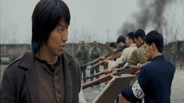  <태극기 휘날리며>에서 청년단장 역으로 특별출연한 김수로는 짧지만 강렬한 인상을 남겼다.