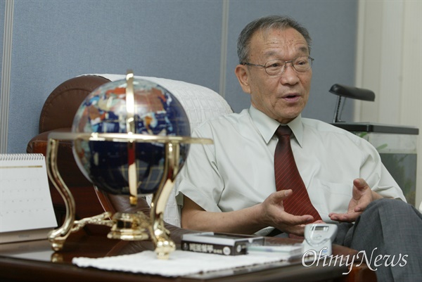 2003년 6월 <오마이뉴스>와 인터뷰하고 있는 강만길 상지대 총장. 