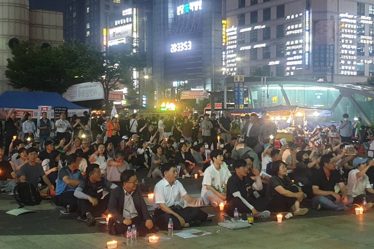 야탑광장 앞에서 윤석열 퇴진 촛불집회를 개최하는 300여명의 성남시민들