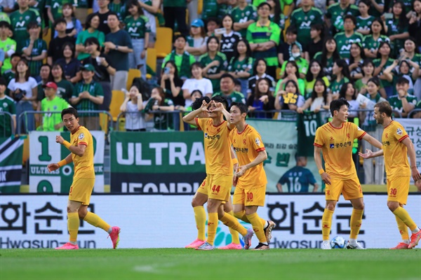  광주 FC가 6월 24일 광주전용경기장에서 벌어진 2023 K리그1 전북 현대와의 홈 게임에서 2-0으로 이겼다.