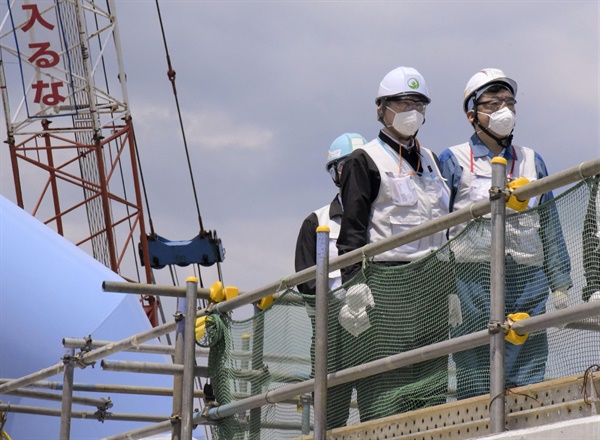 (도쿄 교도=연합뉴스) 야마나카 신스케 일본 원자력규제위원장(왼쪽)이 24일 후쿠시마 제1원자력발전소 오염수 방류 설비를 시찰하고 있다. 2023.6.24