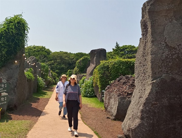 제주돌문화공원 입구로 더 들어서면 '하늘정원' 근처에 현무암 거석들이 길게 서 있다.