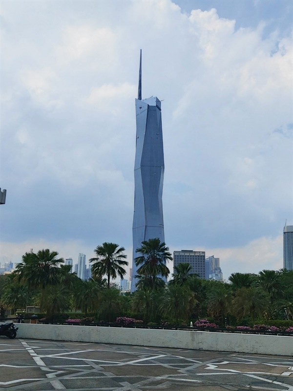 186.9m 철탑 포함 전체 높이가 678.9m에 달하는 초고층 건물. 
페트로나스 타워보다 높다. 삼성물산이 건설 중인 이 빌딩은 마무리 공사 중이었다. 
