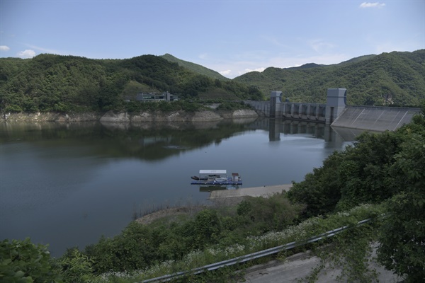 내성천의 가장 아름다운 구간에 들어선 영주댐. 낙동강 수질개선을 위해 만들어진 이 댐은 지독한 녹조 창궐로 무용지물 댐으로 전락해버렸다. 