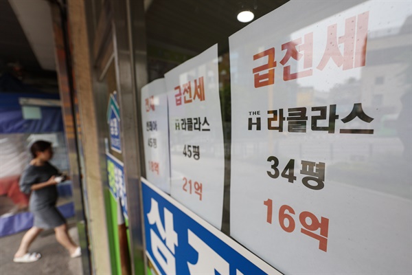 지난 6월 12일 서울 서초구 한 부동산 중개업소에 전세 매물 등 부동산 매물 정보가 게시돼 있다. 