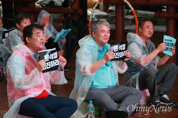  진보당 진해구위원회, 민주노총 진해지부, 한국노총 현장위원회는 26일 저녁 창원진해 석동공원 앞에서 "양회동 열사 추모, 노동탄압 저지, 후쿠시마 오염수 방류 반대, 윤석열 퇴진 진해 촛불" 집회를 열었다. 