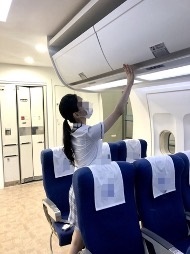 박씨가 고등학교 시절 승무원을 꿈꾸며 비행기 안을 둘러보고 있다.