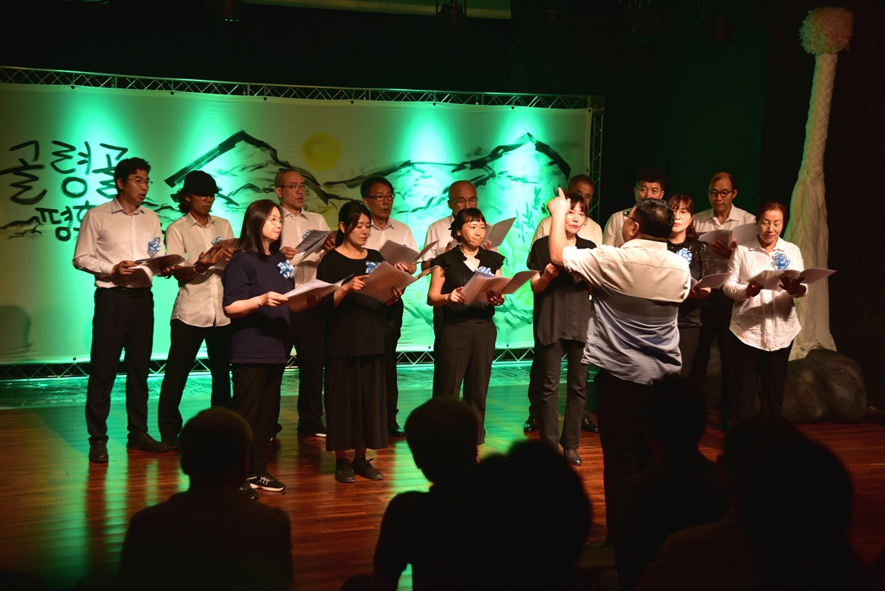 대전평화합창단이 ‘제2회 골령골평화예술제’에서 노래 공연을 하고 있다.