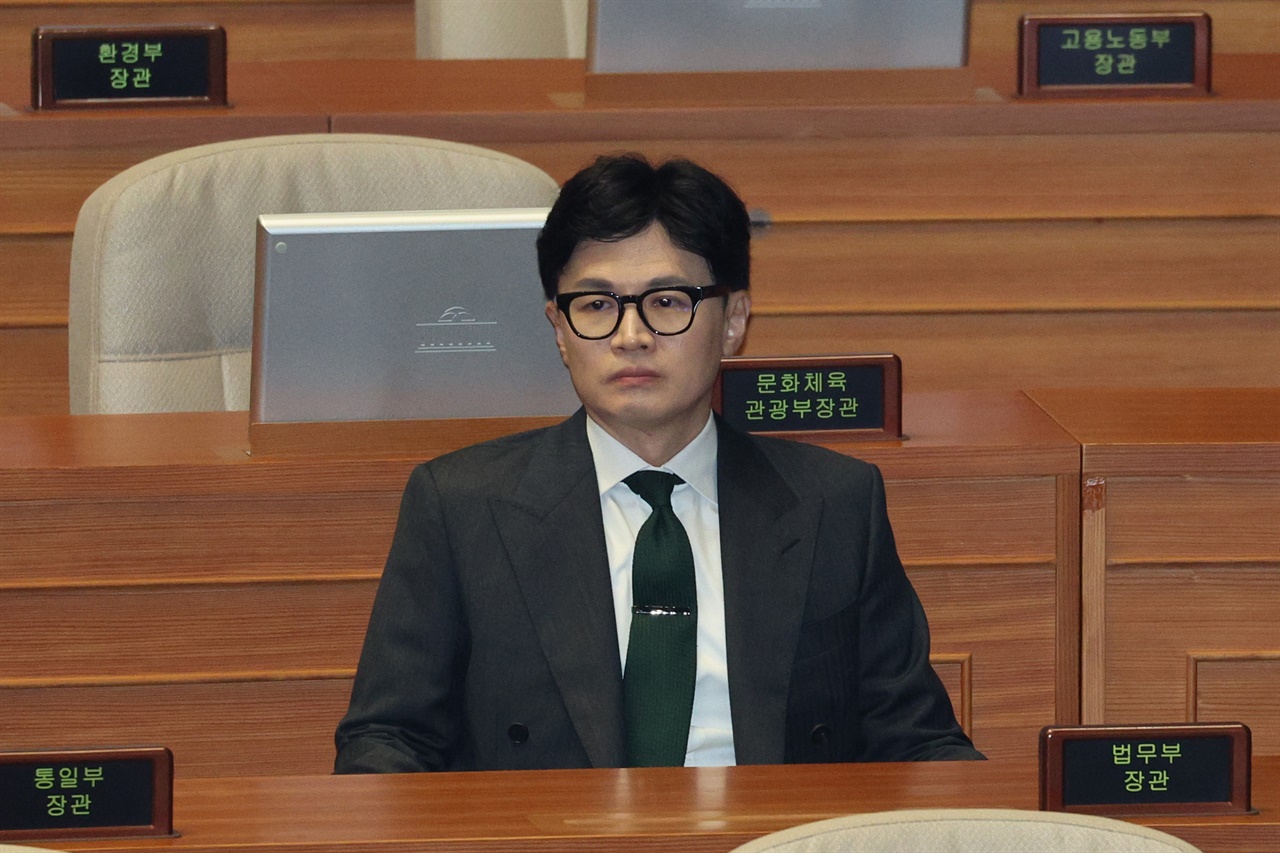 한동훈 법무부 장관이 21일 오후 국회에서 열린 본회의에 참석하고 있다.

