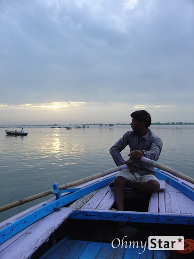  인도 바라나시 갠지스강에서 보트 노를 젓는 모습.
