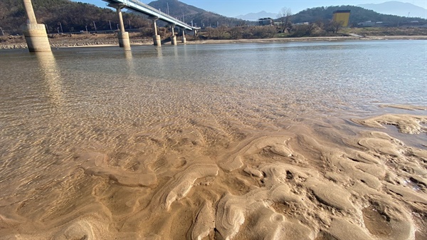 지난 겨울 수문개방 된 낙동강. 모래톱이 드러나고 그 위로 맑은 강물이 흘러간다. 