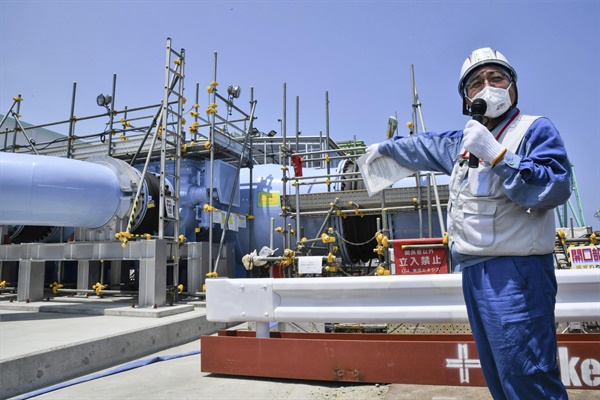 도쿄전력 직원이 2023년 6월 26일 월요일 일본 북부 후쿠시마에 있는 후쿠시마 제1 원자력발전소에서 취재진에게 방사능 처리수를 방출하는 데 사용될 시설에 대해 설명하고 있다. 
