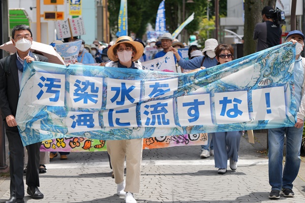 2023년 6월 20일 일본 후쿠시마에서 시민들이 일본 정부의 핵 오염수를 바다에 방류하려는 계획에 반대하는 시위를 벌이고 있다. 