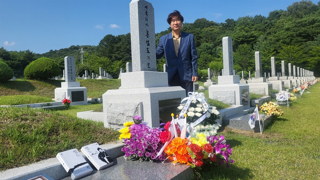 2023년 6월 27일, 소설 <범도>를 들고 대전현충원 홍범도 장군 묘지를 찾은 방현석 작가.