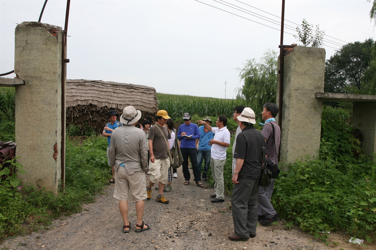 2011년, 이상룡과 이회영 등이 간도에 세웠던 농병자치조직 경학사가 있던 마을을 답사하고 있는 소설가 방현석. 가운데 노트를 들고 있는 사람이 방 작가다.